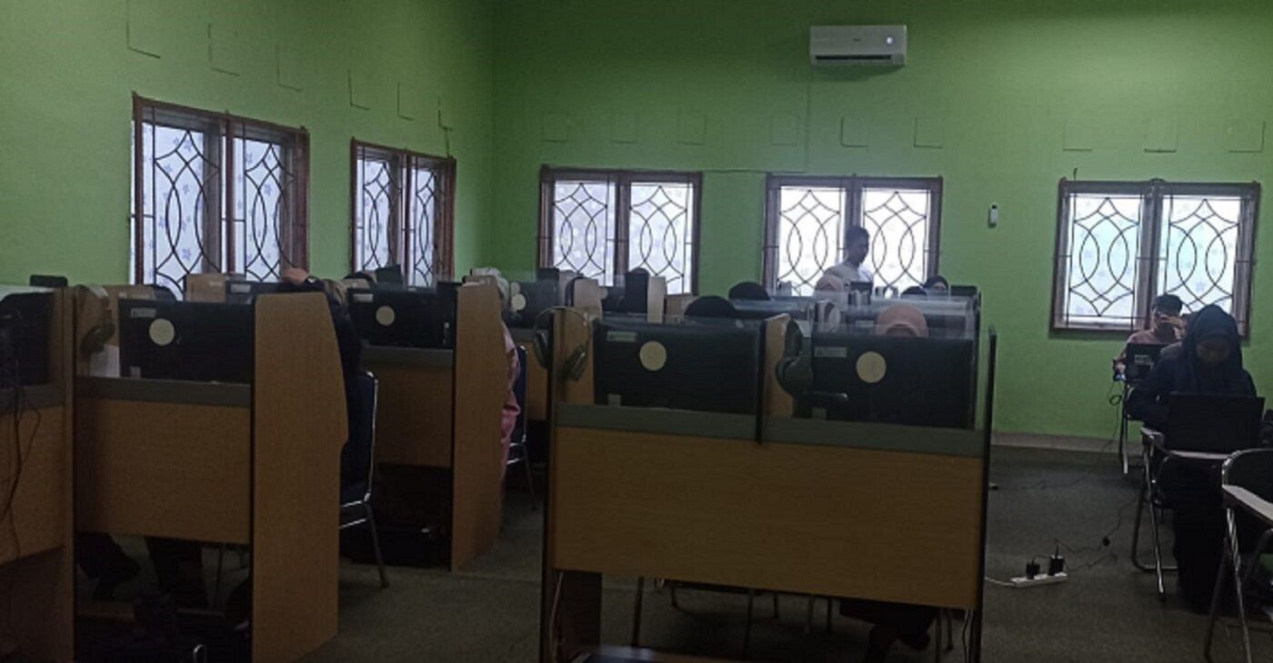 Mahasiswa Mengikuti TOAFL di UPT Bahasa