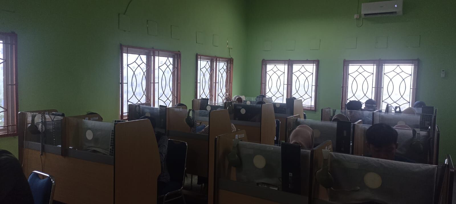 Para Peserta Semangat Mengikuti Ujian Kompetensi Bahasa Inggris di Laboratorium Bahasa UPT Bahasa
