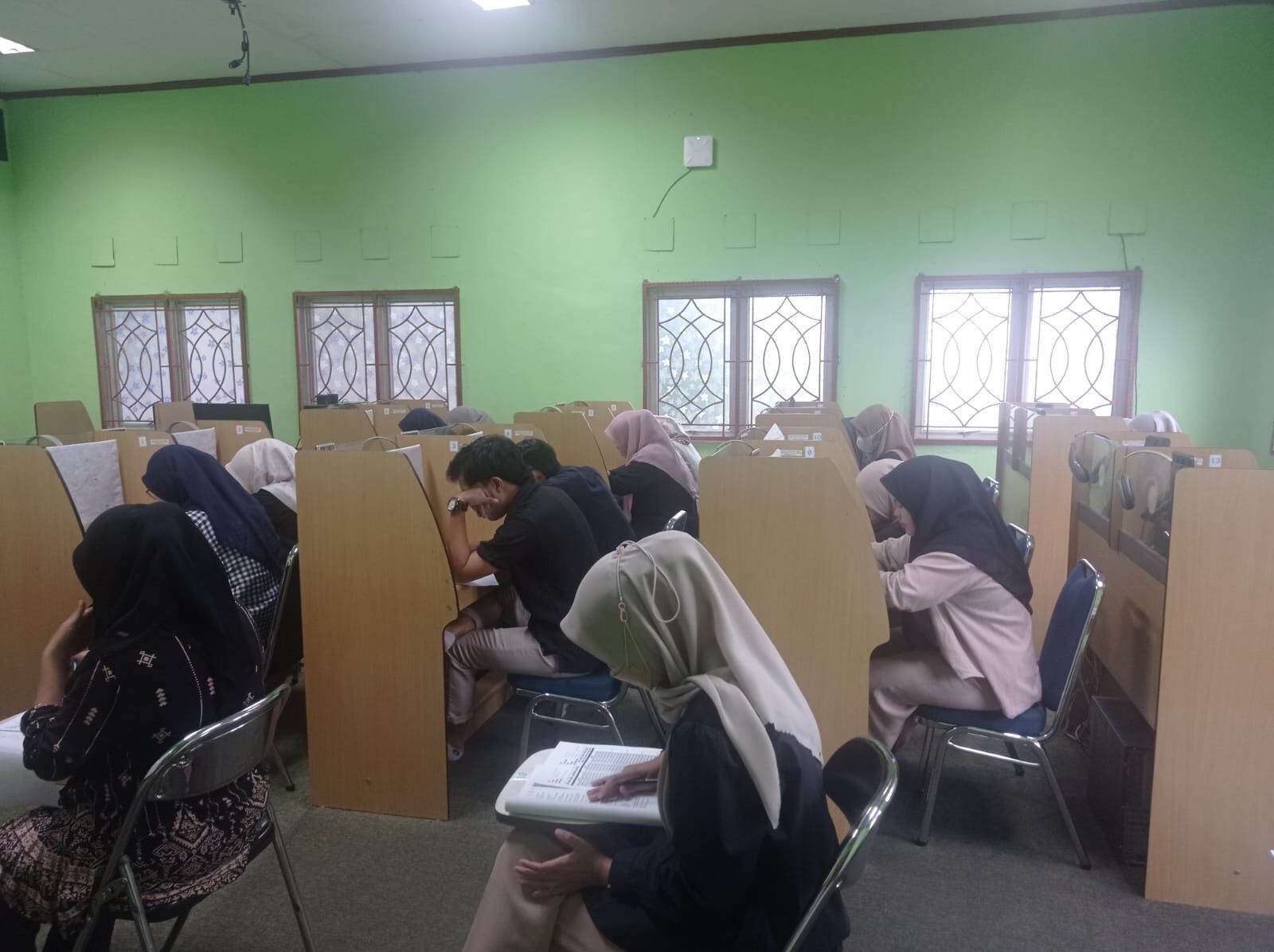 Peserta Antusias Sekali Dalam Mengikuti Ujian Kompetensi Bahasa Inggris di UPT Bahasa