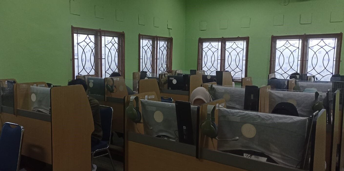 Peserta Mengikuti Ujian Kompetensi Bahasa Inggris di Laboratorium Bahasa UPT Bahasa