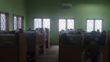 Antusias Peserta Mengikuti Ujian Kompetensi Bahasa Inggris