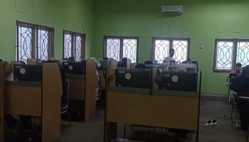 Mahasiswa Mengikuti TOAFL di UPT Bahasa