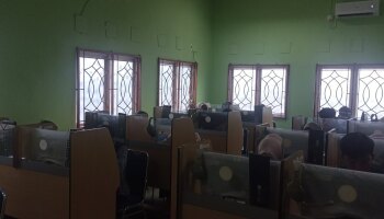 Para Peserta Semangat Mengikuti Ujian Kompetensi Bahasa Inggris di Laboratorium Bahasa UPT Bahasa