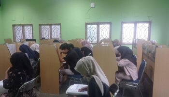 Peserta Antusias Sekali Dalam Mengikuti Ujian Kompetensi Bahasa Inggris di UPT Bahasa