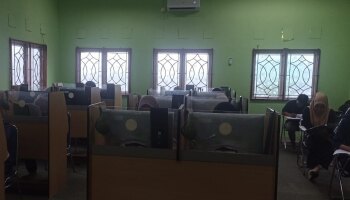 Peserta Mengikuti Ujian Kompetensi Bahasa Inggris dengan Semangat