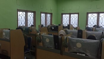 Peserta Mengikuti Ujian Kompetensi Bahasa Inggris di Laboratorium Bahasa UPT Bahasa