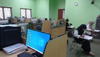 Semangat Peserta Mengikuti Uji Kompetensi Bahasa Inggris di UPT Bahasa